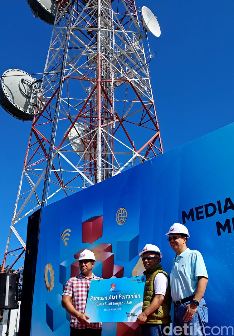 Potret Tower Mitratel yang Manfaatkan Panel Surya Salah satu jalur penghubung komunikasi Bali-Nusra yang sangat vital pada masanya yakni di site Bukit Tengah, Klungkung, Gianyar Bali. Ini potretnya.
Site Bukit Tengah ini juga tengah memanfaatkan tenaga matahari atau solar panel untuk memenuhi daya yang dibutuhkan stasiun pemancar. Solar panel yang ada bisa menghasilkan daya listrik mencapai 5.000 Watt.