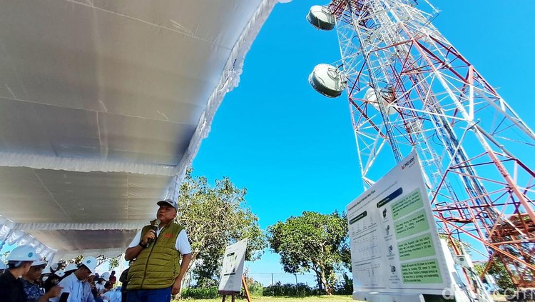 Potret Tower Mitratel yang Manfaatkan Panel Surya Salah satu jalur penghubung komunikasi Bali-Nusra yang sangat vital pada masanya yakni di site Bukit Tengah, Klungkung, Gianyar Bali. Ini potretnya.
Site Bukit Tengah ini juga tengah memanfaatkan tenaga matahari atau solar panel untuk memenuhi daya yang dibutuhkan stasiun pemancar. Solar panel yang ada bisa menghasilkan daya listrik mencapai 5.000 Watt.