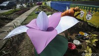Tim PPSU Ujung Menteng bekerja secara bergantian, mereka menyelesaikan tugas membersihkan wilayah terlebih dahulu baru mempercantik kawasan tersebut.
