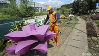Selain tanaman ada pula instalasi bergambar tanaman yang makin mempercantik perbatasan Jakarta-Bekasi ini.