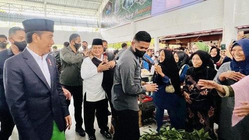 Prabowo Dipeluk Emak-emak di Kalsel