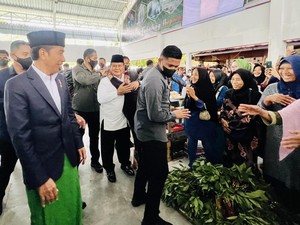 Momen Jokowi Tersenyum Lihat Prabowo Dipeluk Emak-emak di Kalsel
