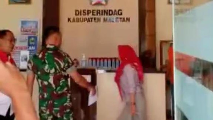 Pria berseraagam loreng ngamuk di kantor Disperindag Magetan