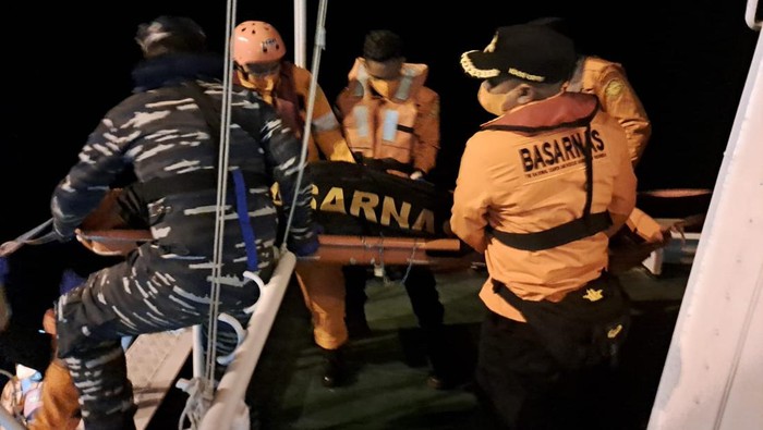 Proses evakuasi ABK asal Filipina dari kapal di Aceh (Dok Basarnas Aceh)