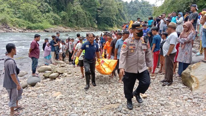 Proses evakuasi pria yang jatuh dari jembatan di Sungai Bahbolon, Sergai. (Foto: Istimewa)