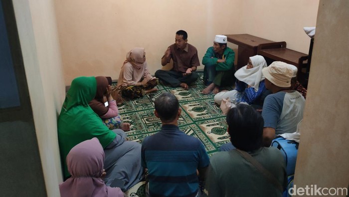 Proses mediasi antara calon Jemaah haji dengan pihak biro perjalanan di Hotel Primitif, Kalurahan Triharjo, Kapanewon Wates, Kulon Progo, Jumat (17/3/2023) malam