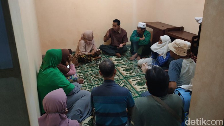 Proses mediasi antara calon Jemaah haji dengan pihak biro perjalanan di Hotel Primitif, Kalurahan Triharjo, Kapanewon Wates, Kulon Progo, Jumat (17/3/2023) malam Proses mediasi antara calon Jemaah haji dengan pihak biro perjalanan di Hotel Primitif, Kalurahan Triharjo, Kapanewon Wates, Kulon Progo, Jumat (17/3/2023) malam