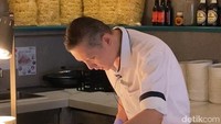 Chef Sin bekerja sama dengan Dim Sum Chef Low Kok Leong dalam mengkreasikan berbagai menu dimsum. Diakui chef Sin, semua dimsum di sini dibuat sendiri, mulai dari kulit hingga isiannya.