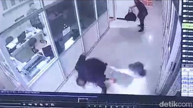 Rekaman CCTV perampokan bank di Bandar Lampung.