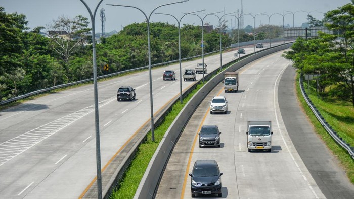 RENCANA PENERAPAN TOL BERBASIS SYARIAH Kendaraan melintasi ruas Jalan Tol Soreang-Pasir Koja (Soroja) di Kabupaten Bandung, Jawa Barat, Jumat (17/3/2023). TolSoroja,Kabupaten Bandungbakal menjadi percontohan penerapan tol berbasis syariah pertama di Indonesia yang nantinya masyarakat dapat memiliki saham dalam sistem tol syariah tersebut. ANTARA FOTO/Raisan Al Farisi/hp.