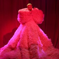 Gaya edgy dengan sentuhan feminin kembali diperlihatkan penyanyi asal Inggris ini lewat gaun karya Tomo Koizumi. Gaun berdetail ruffle nan dramatis ini diberi nama ‘The Biggest Dress’. Foto: Getty Images