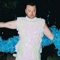 Gaun sequin putih dan syal ruffle menonjolkan sisi feminin seorang Sam Smith. Foto: Instagram/@samsmith