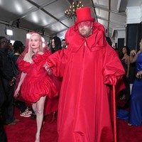Tampil di Grammy Awards, pelantun lagu ‘Unholy’ ini mengenakan setelan halter warna merah yang dipadu jubah dengan kerah bentuk bunga dari koleksi Valentino. Sam Smith melengkapi penampilannya dengan topi panjang, penutup mata berbahan lace, sarung tangan lateks dan sepatu platform berwarna senada. Foto: Getty Images