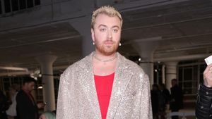 7 Gaya Sam Smith yang Kini Sering Tampil Feminin dengan Busana Nyentrik