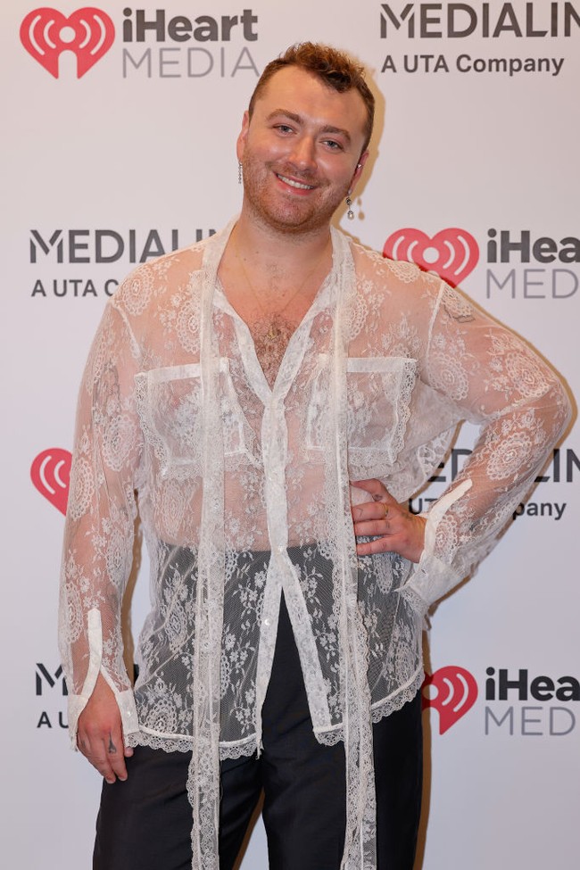 Tampil di acara iHeart Media, musisi berusia 30 tahun ini mengekspos dada dengan kemeja lace transparan yang dipadankan celana hitam. Foto: Getty Images for iHeartMedia/Toni Anne Barson