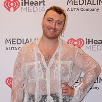Tampil di acara iHeart Media, musisi berusia 30 tahun ini mengekspos dada dengan kemeja lace transparan yang dipadankan celana hitam. Foto: Getty Images for iHeartMedia/Toni Anne Barson