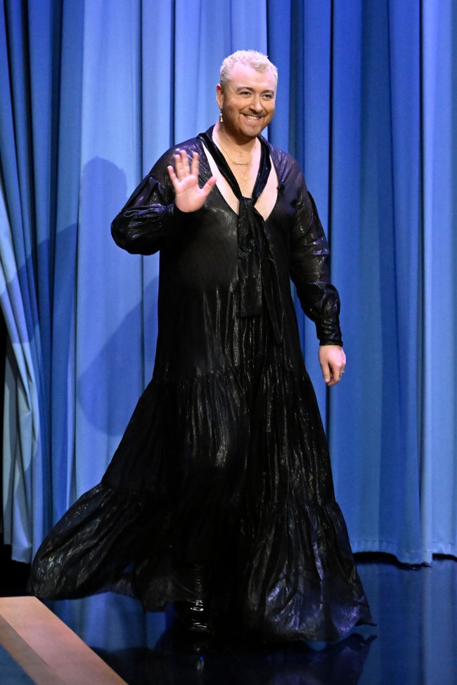 Perubahan konsep busana Sam Smith menimbulkan pro-kontra. Banyak netizen kecewa dan menyayangkan gayanya sekarang karena dianggap aneh, ada pula yang justru memuji keberanian sang penyanyi yang lebih bisa mengekspresikan diri. Foto: Getty Images
