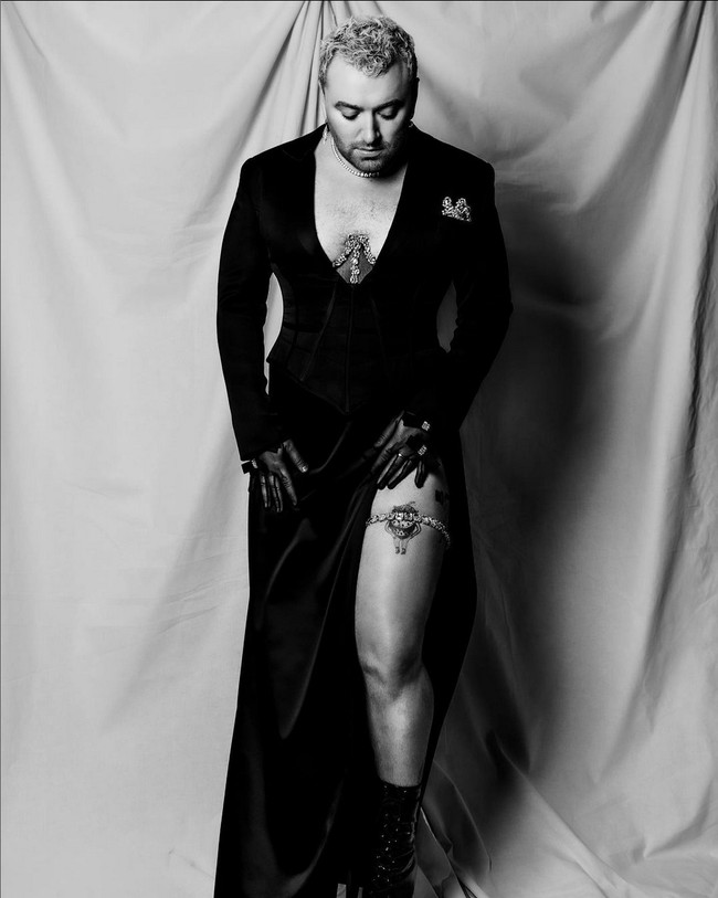 Sam Smith juga kerap bergaya seksi. Kali ini dia mengenakan gaun berpotongan dada rendah dan belahan paha tinggi karya desainer Christian Cowan. Foto: Instagram/@samsmith
