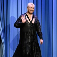 Perubahan konsep busana Sam Smith menimbulkan pro-kontra. Banyak netizen kecewa dan menyayangkan gayanya sekarang karena dianggap aneh, ada pula yang justru memuji keberanian sang penyanyi yang lebih bisa mengekspresikan diri. Foto: Getty Images