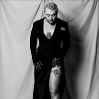 Sam Smith juga kerap bergaya seksi. Kali ini dia mengenakan gaun berpotongan dada rendah dan belahan paha tinggi karya desainer Christian Cowan. Foto: Instagram/@samsmith