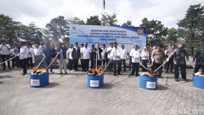 Satgassus Pencegahan Korupsi Mabes Polri musnahkan pakaian hingga sepatu impor bareng Kemendag (dok. Istimewa)
