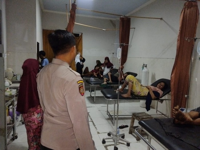 Sebanyak 31 warga Dusun Kerekok, Desa Pelambik, Kecamatan Praya Barat Daya, Kabupaten Lombok Tengah, Nusa Tenggara Barat (NTB) keracunan makanan.