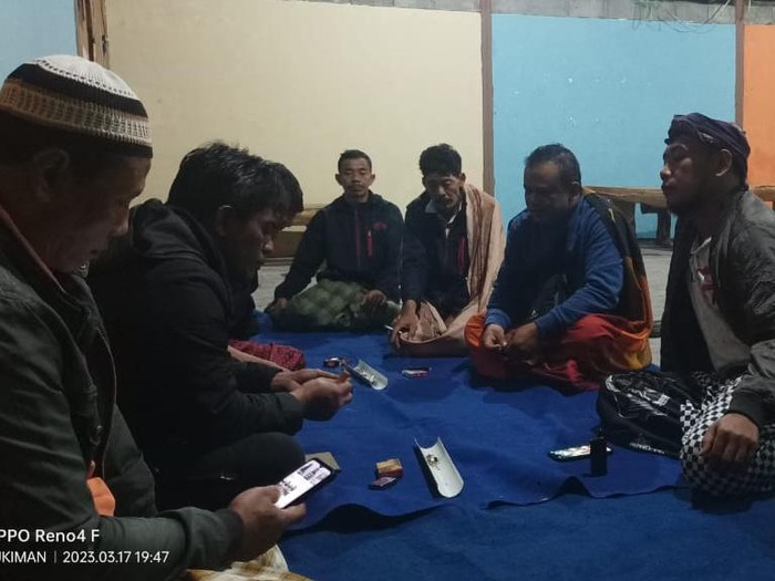 Sejumlah warga Desa Sidorejo, Kemalang, Klaten, memantau perkembangan informasi setelah digoyang gempa yang berpusat di Kulon Progo, Jumat (17/3/2023) malam.