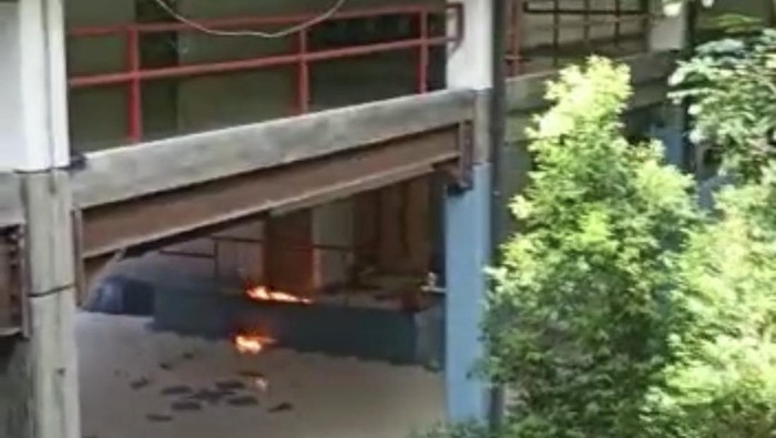 Sekretariat mahasiswa Fakultas Peternakan Unhas dilempar bom molotov saat bentrok.