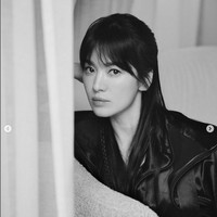 Berbeda dengan penampilannya dalam drama Korea The Glory 2. Song Hye Kyo kini punya rambut panjang yang ditata dengan gaya half ponytail dan half braided style. Foto: dok. Instagram @kyo1122