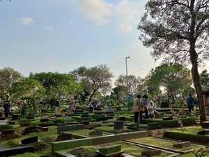 Berkah Jelang Ramadan, Pembersih Makam Karet Bivak Dapat Rp 400 Ribu Sehari