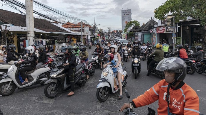 Suasana Kawasan Canggu Bali Dipenuhi Pemotor Motorcyclists travel on a street in Canggu, Bali, Indonesia, on Thursday, March 16, 2023. Foreign tourists in Bali wont be allowed to use motorcycles to get around the island after a string of accidents led to injuries and even deaths. Photographer: Nyimas Laula/Bloomberg via Getty Images