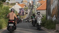 Kondisi ini terjadi di tengah polemik turis dilarang untuk menyewa motor di Bali.  