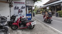 Aturan larangan sewa motor ini menuai pro kontra. Aturan ini disebut akan berdampak kepada pelaku bisnis rental motor di Bali.  