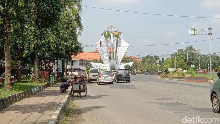 Suasana masyarakat Indramayu di tugu mangga simpang lima
