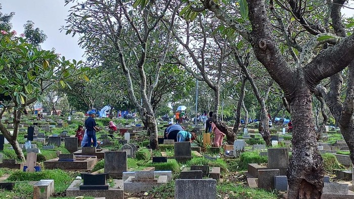 Suasana peziarah di TPU Menteng Pulo (Anggi-detikcom)
