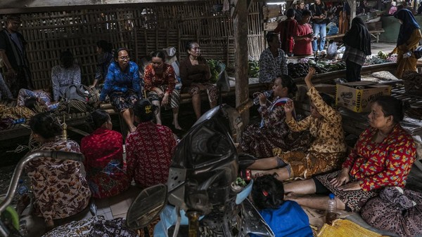 Oleh karena itu, nuansa agraris menjadi ciri utama tradisi Bonokeling. Tradisi unggah-unggahan, misalnya, awalnya diadakan menjelang musim panen padi. Acara berlangsung lima hari, mulai dari penyambutan tamu, berdoa bersama, ziarah, selamatan, dan pengiringan tamu pulang.  