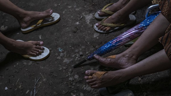 Alas kaki yang digunakan sebagian besar dari mereka adalah sandal jepit, tapi ada pula yang tak memakai alas kaki apa pun. Â Alas kaki yang digunakan sebagian besar dari mereka adalah sandal jepit, tapi ada pula yang tak memakai alas kaki apa pun. Â