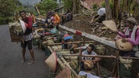 Wardoyo (38), salah seorang anggota masyarakat adat dari Daun Lumbung, Kelurahan Tambakreja, Kecamatan Cilacap Selatan, mengatakan, dirinya bersama ratusan orang lain berangkat dari Cilacap pukul 03.30. Mereka tiba di Desa Pekuncen sekitar pukul 16.00.   