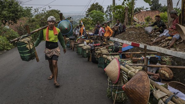 Keberadaan masyarakat adat Bonokeling tak bisa dilepaskan dari sosok Bonokeling. Konon Bonokeling adalah tokoh spiritual dari Kadipaten Pasir Luhur (sekarang wilayah Karanglewas, Banyumas).  Keberadaan masyarakat adat Bonokeling tak bisa dilepaskan dari sosok Bonokeling. Konon Bonokeling adalah tokoh spiritual dari Kadipaten Pasir Luhur (sekarang wilayah Karanglewas, Banyumas). Â