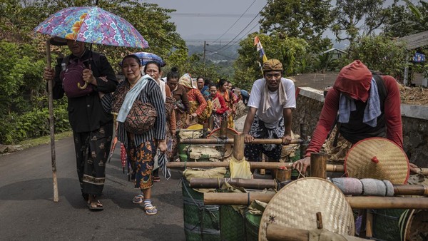 Para lelaki memakai pakaian hitam, jarik batik, serta ikat kepala. Adapun para perempuan mengenakan kebaya dan jarik.  Para lelaki memakai pakaian hitam, jarik batik, serta ikat kepala. Adapun para perempuan mengenakan kebaya dan jarik. Â