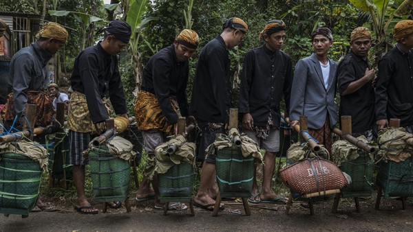 Di bawah terik matahari serta rute jalan yang mendaki bukit, Wardoyo dan masyarakat adat lain mengenakan pakaian adat.  Di bawah terik matahari serta rute jalan yang mendaki bukit, Wardoyo dan masyarakat adat lain mengenakan pakaian adat. Â