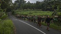 Mereka berjalan kaki menempuh jarak sekitar 30 kilometer menuju ke Makam Kiai Bonokeling di Kabupaten Banyumas, Jawa Tengah, untuk melakukan ziarah dan memohon berkah menjelang bulan Ramadan.  