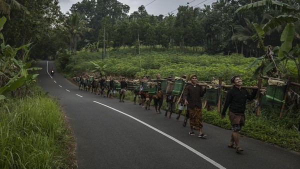 Mereka berjalan kaki menempuh jarak sekitar 30 kilometer menuju ke Makam Kiai Bonokeling di Kabupaten Banyumas, Jawa Tengah, untuk melakukan ziarah dan memohon berkah menjelang bulan Ramadan.  