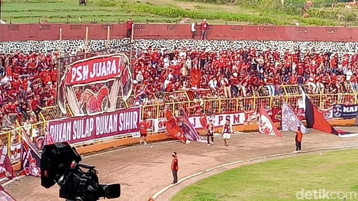 Suporter PSM dari Laskar Ayam Jantan (LAJ) membentangkan spanduk PSM juara saat pertandingan melawan Bhayangkara FC di Stadion Gelora BJ Habibie, Parepare.