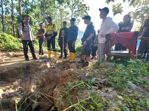 Survei Pemetaan Tim Geologi Tambang Banyuwangi Sampling Batuan Gunung Salakan