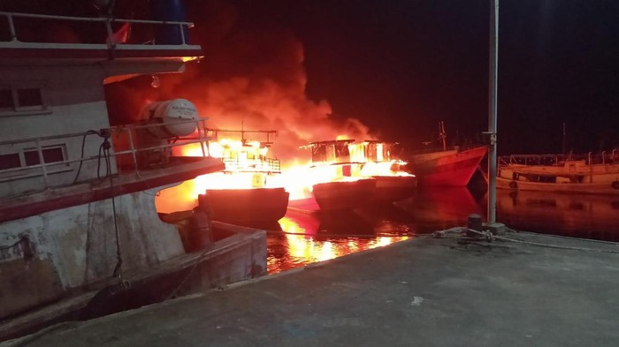 Tiga kapal motor di Probolinggo terbakar