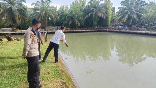 Tim Inafis Polres Jembrana saat melakukan olah TKP tempat balita 3,5 tahun yang tenggelam dan meninggal di kolam Gedung Kesenian Ir. Soekarno, Jumat (17/3/2023). (I Putu Adi Bydiastrawan/detikBali).