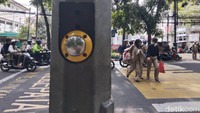 Untuk mengoperasikannya, warga hanya tinggal menekan tombol di lampu tersebut. Nantinya, lampu merah secara otomatis akan menyala sebagai tanda peringatan bagi kendaraan untuk segera berhenti.