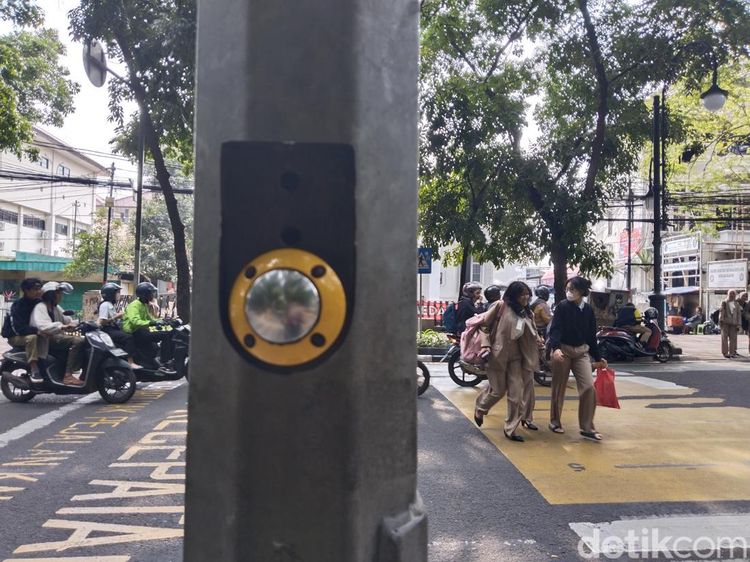 Merawat Toleransi di Tombol Lampu Merah Pejalan Kaki Bandung