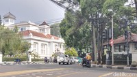 Sementara dari arah Balai Kota Bandung menuju Bank Indonesia tidak berfungsi normal. Hanya lampu hijau dan kuning saja yang menyala. Sedangkan lampu merahnya padam dan tidak bisa difungsikan. Sementara lampu merah dari arah Gereja Bethel Bandung menuju Dinas Sumber Daya Air Jabar tak berfungsi sama sekali. Otomatis, warga harus ekstra waspada jika hendak menyebrang dari sisi jalan ini.